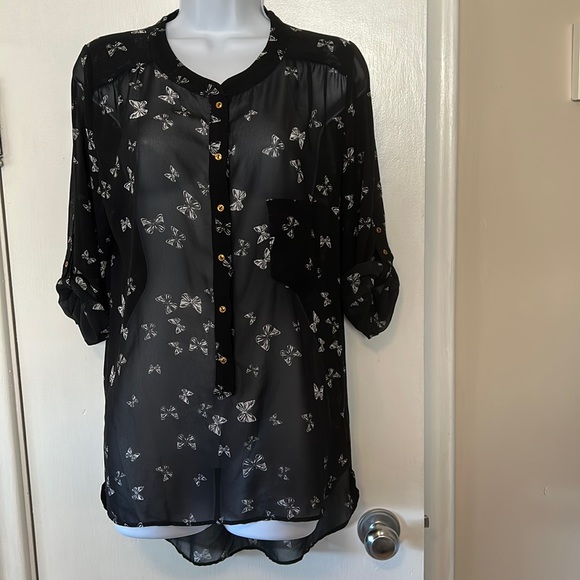 Le Chateau - Butterfly Hi-Lo Blouse - Picture 2 of 7